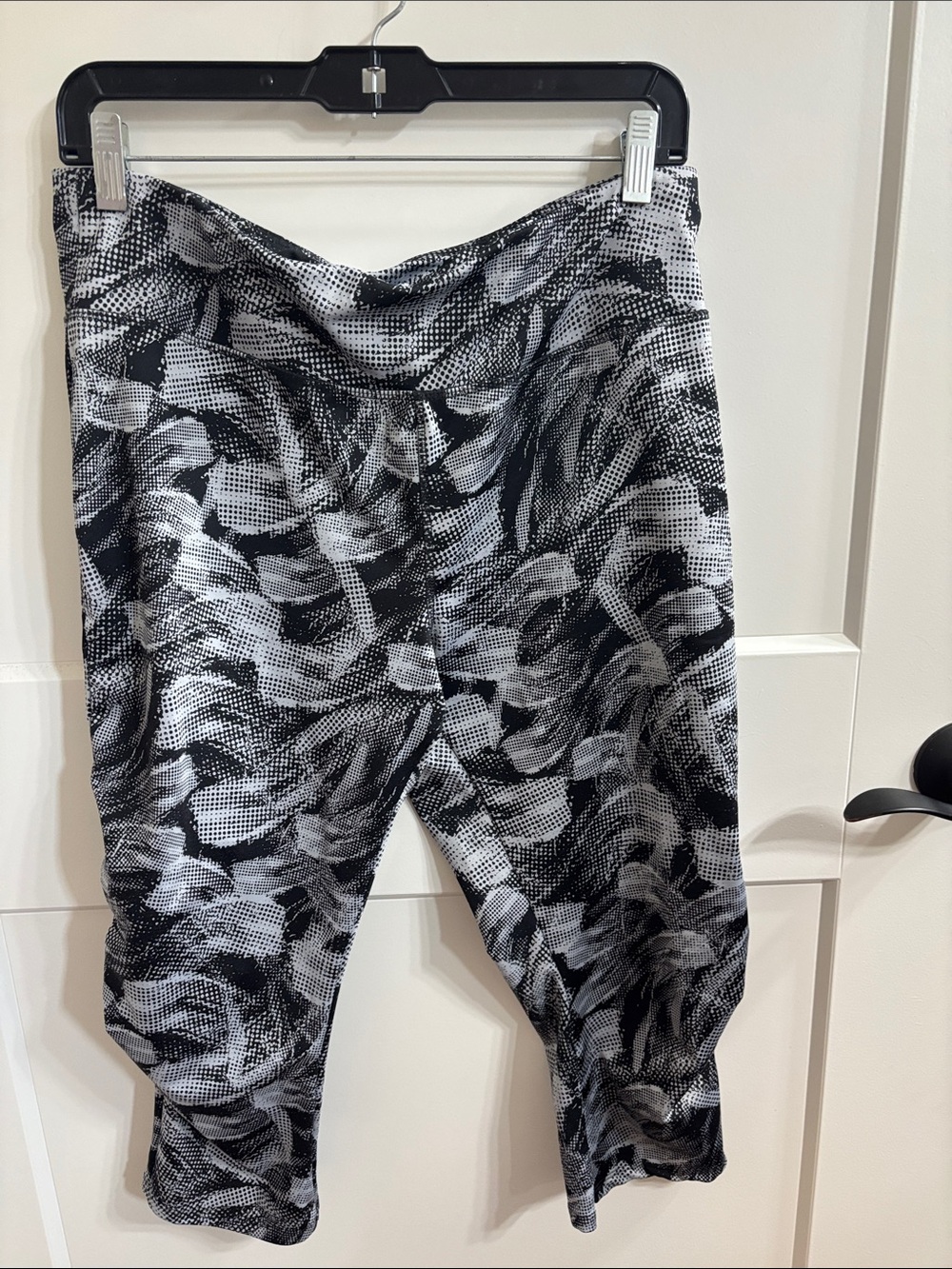 Danskin Black & White Abstract Cropped Joggers
